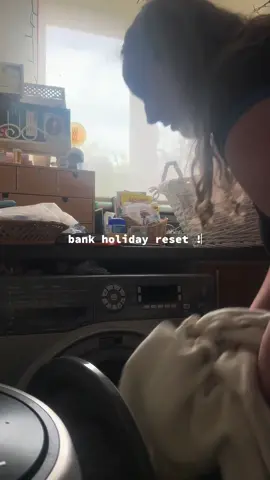 my life consists of doing loads of laundry, putting them away and then giving myself a sweet treat to congratulate myself 🌸 #reset #laundry #bankholiday #resetwithme #bankholidayweekend #CapCut 