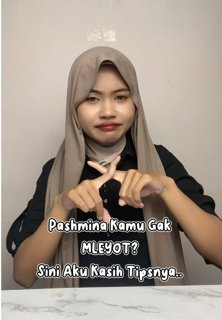 Tips buat kalian yang Pashmina nya susah mleyot 🥰 Jangan lupa tonton sampai habis yaaa #tipsandtricks #tipshijab #hijab #hijabstyle #hijabwanitacantik #hijabtutorial #hijabitiktok #fyp #foryoupage #fyppppppppppppppppppppppp 