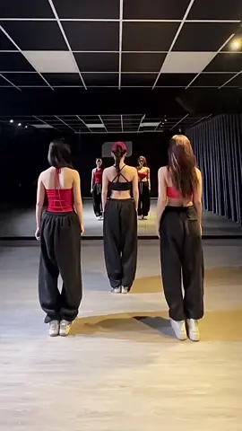 Cô trò tui lau sàn . Nhức nhức cái đầu nganggg 🤣🤣🤣. #tiktokdance #tiktok #viral #xuhướng #trending 