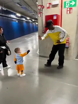 vini playing with fede’s kid bauti 🥹🤍 #viniciusjunior #valverde #fedevalverde #realmadrid #fyp #foryoupage #viniciusjr #vinijr #parati #madridista #madridistas 