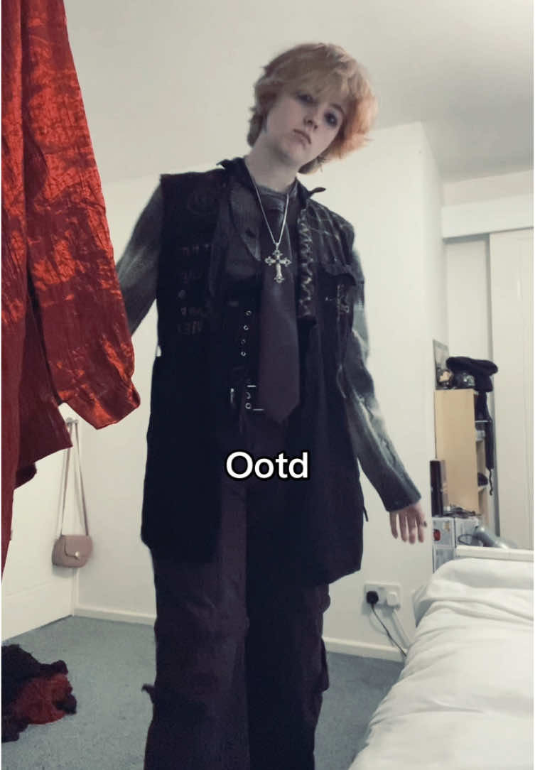 I physically cannot dress feminine 😭🙏  #alt #alternative #altperson #coolperson #goth #gothgirl #80s #vibes #fyp #genderfluid #androgyny #wlw #mlm 