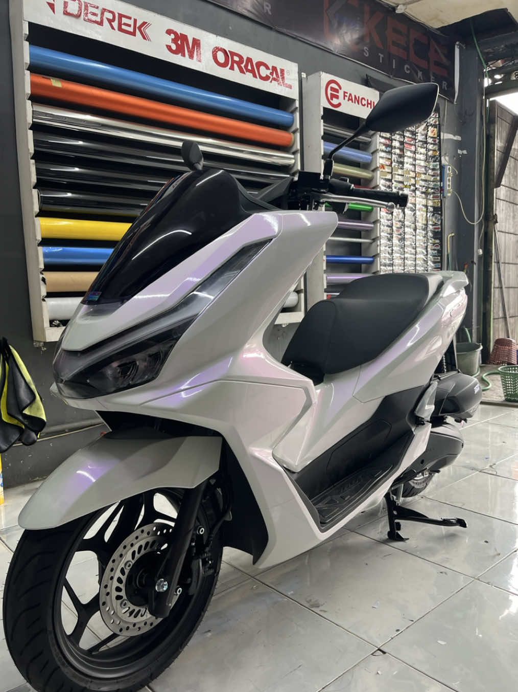 Pcx putih lembayung ungu🤪🤪  #pcxmodifikasi   #stikermotor   #skotletmotor   #wrapingmotor   #lembayung   #mojoagung  #jombang   #jatim   #fypppppppppppppp  #fyppppppppppppppppppppppp  #viraltiktok 