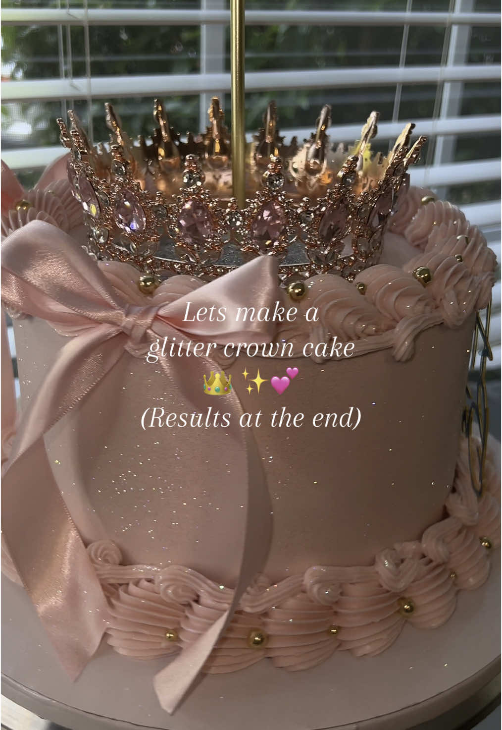 Fell in love with this cake!! #glittercake #crowncake #trend #cakedecorating 