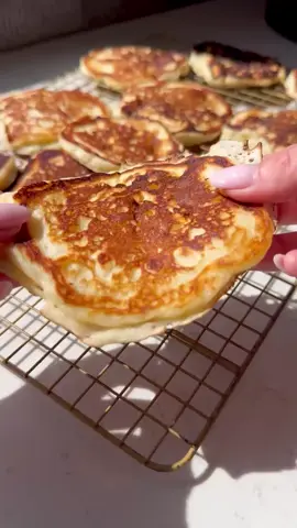 BUTTERMILK PANCAKES 🥞🍓 recipe linked in bio! #pancakes #pancakerecipe #buttermilkpancakes #homemadepancakes #breakfast #brunch #mealprep