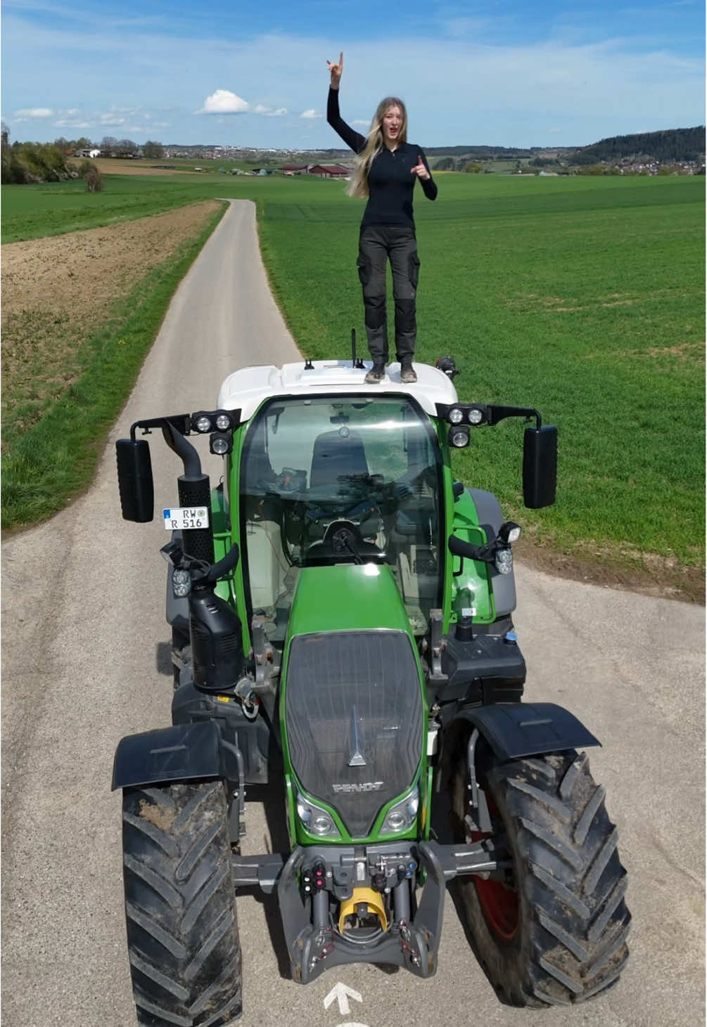 SOS schieß mich weg🚜❤️  #landwirtschaft #landwirtin #fendt #fendtpower #fendtvario #fendtfahrerarmy #fendtglobal #landwirtschaftistleidenschaft #landwirtinausleidenschaft #landwirtschaftausleidenschaft #farmgirl #farmgirllife #farmgirls 