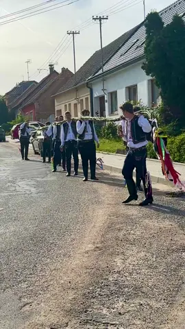 Tohle není jen pomlázka, to je kus poctivé práce, folklóru a kamarádství. Naše chasa letos zase ukázala, že když se spojí správní lidi, vznikne něco výjimečného! 