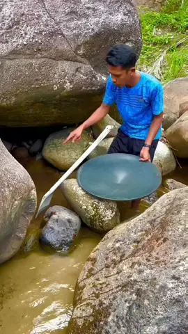 So Crazy.‼️😱 we found a lot of gold from yellow material #viralvideo #golddiscovery #goldhunter #mininggold #goldpanning #foryou #foryoupage 