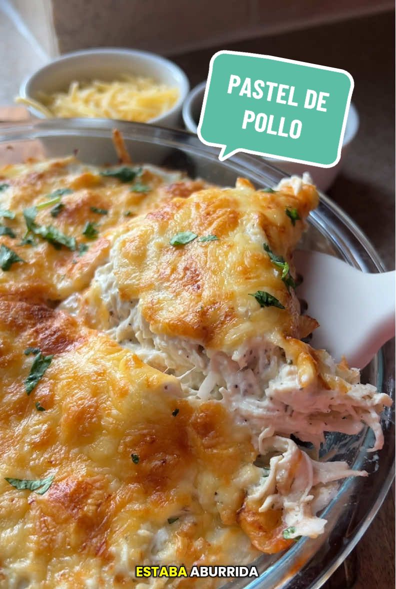 PASTEL DE POLLO BAJO EN CARBOHIDRATOS 🍽️  📝 Toma nota de esta idea de cena fácil, con pocos ingredientes y de aprovechamiento  INGREDIENTES: Pollo desmenuzado (puede ser el que te sobró) 1 papa cocida y fría (para la base) Cebolla picada Crema líquida (puede ser crema para batir o crema vegetal sin azúcar) Queso rallado al gusto Sal Pimienta Orégano PROCEDIMIENTO: 1.- En un recipiente hondo, mezcla el pollo desmenuzado con la cebolla picada. 2.- Agrega crema líquida para darle una textura cremosa. 3.- Sazona con sal, pimienta y orégano al gusto. Mezcla bien hasta que todo quede integrado. 4.- Añade un poco de queso rallado a la mezcla para darle más sabor. 5.- Para la base, usa una papa cocida y fría. Aplástala y espárcela en el fondo de un molde, cubriéndolo completamente. 6.- Vierte la mezcla de pollo sobre la base de papa. 7.- Cubre con más queso rallado por encima. 8.- Lleva al horno precalentado y hornea por 10 a 15 minutos, o hasta que el queso esté derretido y gratinado. . #cenasaludable #recetasfacilesyrapidas #bajoencarbohidratos 