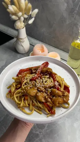 Удон с курицей🥢 Понадобится: Лапша удон - 150 - 200 гр Куриное филе - 400 гр Перец болгарский - 1 шт Лук - 1 шт Морковь - 1 шт Соус терияки - 120 мл Соевый соус - 30-40 мл Чеснок - 1 зубчик (или сушеный) Имбирь молотый, перец, кунжут 1. Нарезаем филе полосками. Перец и морковь режем соломкой, лук мелким кубиком.  2. Обжариваем курицу на сильном огне 5 минут, дальше добавляем лук, жарим еще пару минут. Дальше морковку и перец, жарим 3-5 мин.  3. Добавляем соевый соус и терияки, чеснок сушеный, имбирь и воду (100 мл) 4. Пока тушим, варим лапшу. Добавляем ее к курице с овощами. Перемешиваем. Готово!