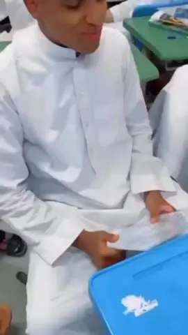 لويس المثقف يتعلم الاسبانية