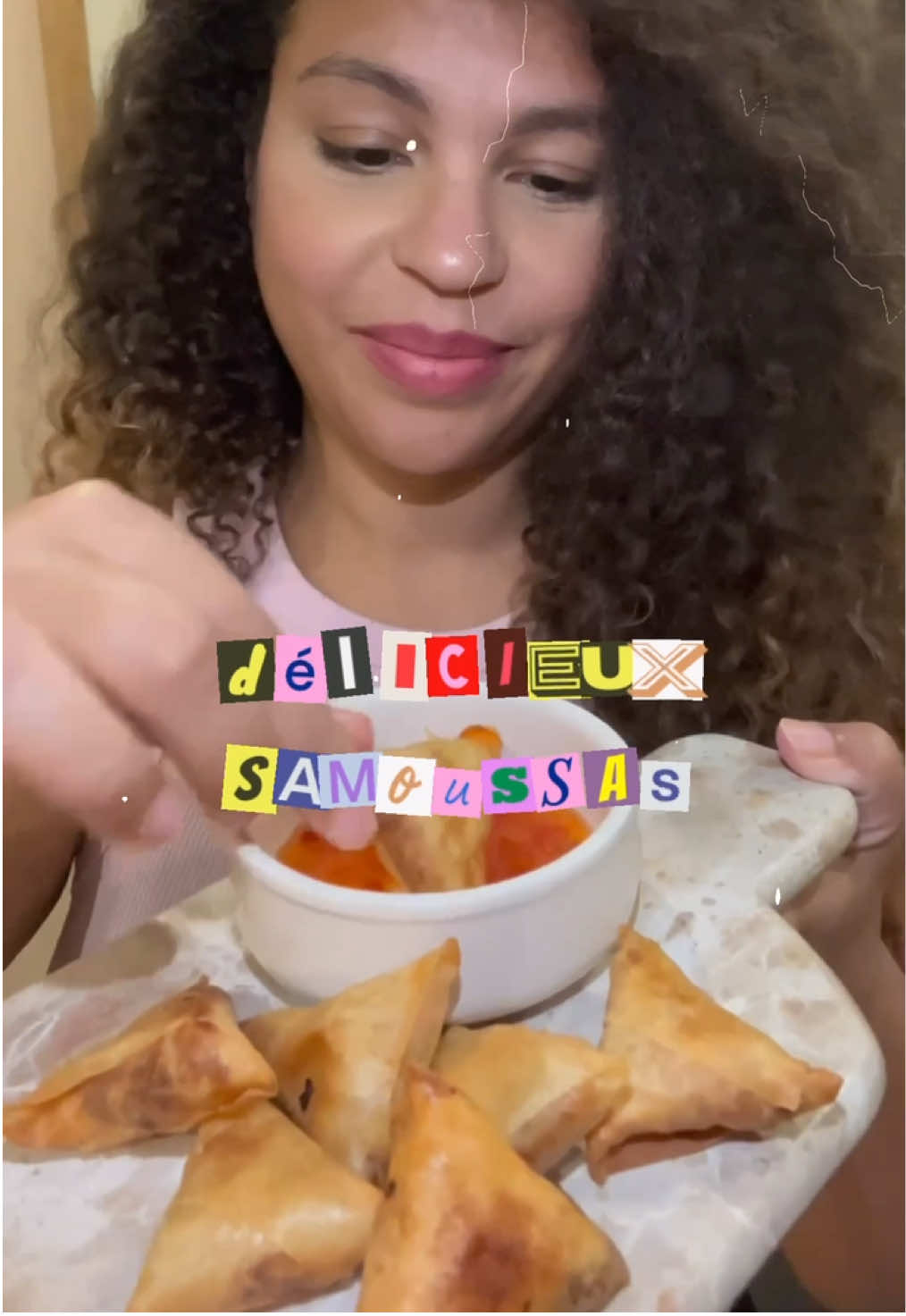 L’apéro PARFAIT !!!  Ingrédients :  - 1 demi chou  - 4 belles carottes - 3 petits poireaux  - Une dizaine de crevettes  - 1 oignon - 1 petit morceau de gingembre 🫚  - 1 cuillère à soupe de curry  - 2 gousses d’ail  - 5 branches de coriandre - 1 paquet de feuille de riz  Taillez les légumes, l’oignon, la coriandre et l’ail puis réserver  Dans une sauteuse faites revenir l’oignon jusqu’à coloration puis ajoutez les légumes, le gingembre, une pincée de sel et de poivre  Apres 10 min de cuisson ajoutez les crevettes préalablement coupées en petits morceaux, le curry et l’ail.  En fin de cuisson ajoutez la coriandre  ☑️ vous pouvez surgeler les samoussas crus et les ressortir quand vous le souhaitez. La cuisson au four est possible avec de la dorures  #asmr #recette #cuisinetiktok #samoussas #pourtoi #pourtoi #recettefacile #fyp 