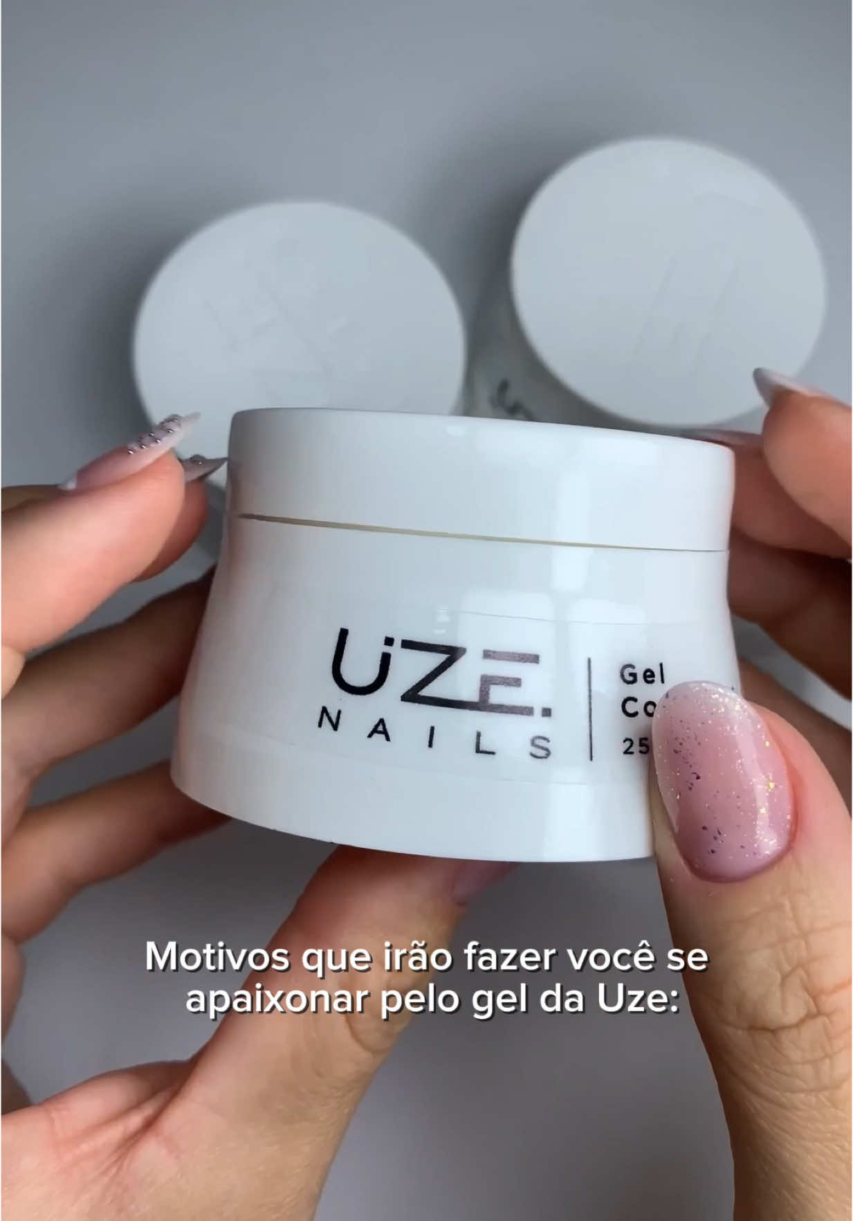 Motivos que irão fazer você se apaixonar pelo gel da Uze 🩶✨ Me conta nos comentários, o que você mais gosta nos géis da Uze!  #naildesign #naildesigner #naildesigneriniciante #gelnails #geluze #uzenails #gelquenaoescorre 