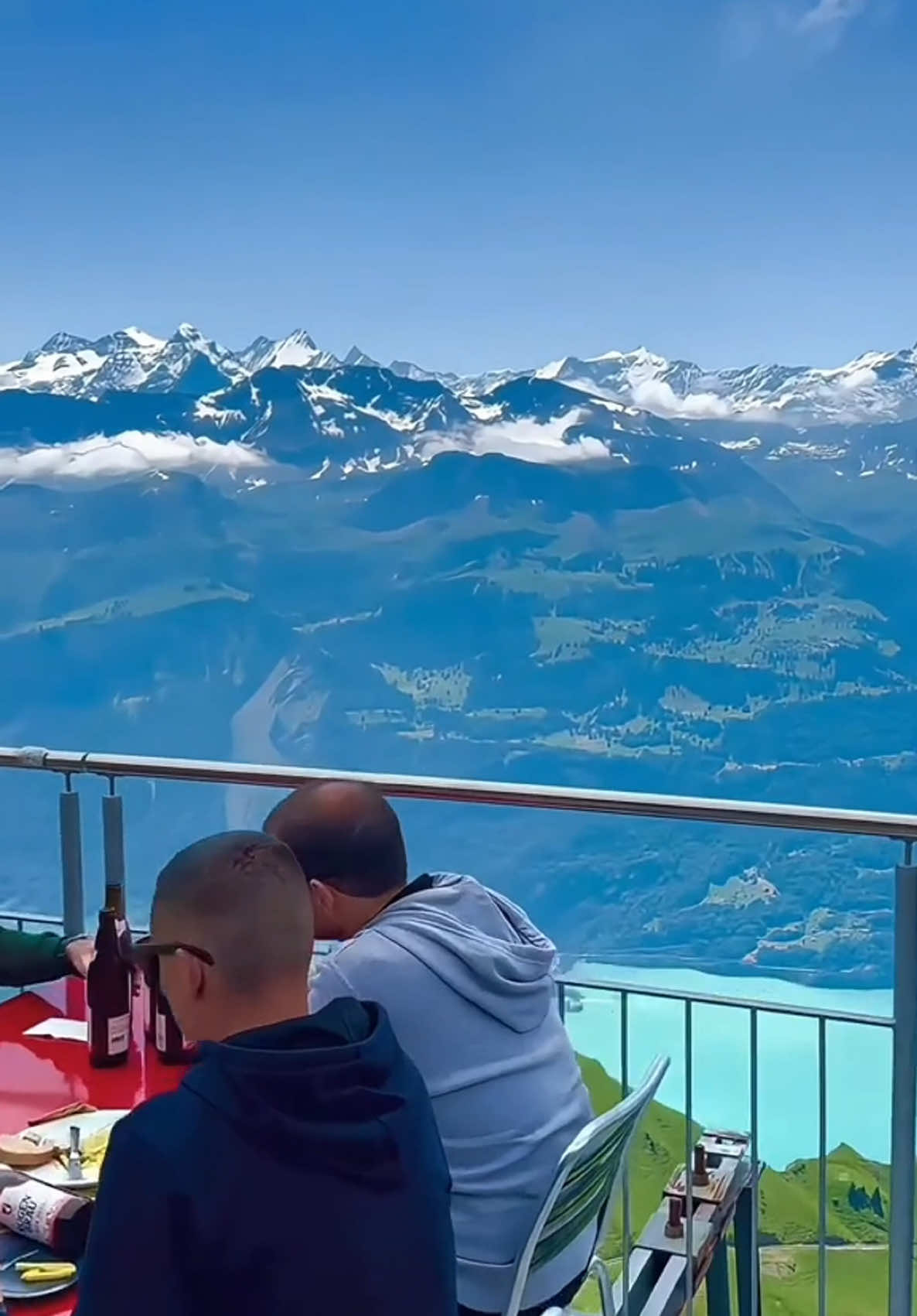 Esse lugar na Suíça parece um sonho… você também moraria aqui? ❄️🏔️🇨🇭 #suíça  #fyp  #travel  #viagem  #video 