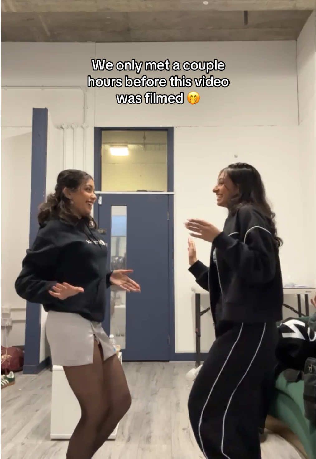 Look at our sync stilllll 🤩 @Vanuya Vasanthakumar 🖤 #fyp #tamil #london #tamilgirl #tamilsongs #jamspot 