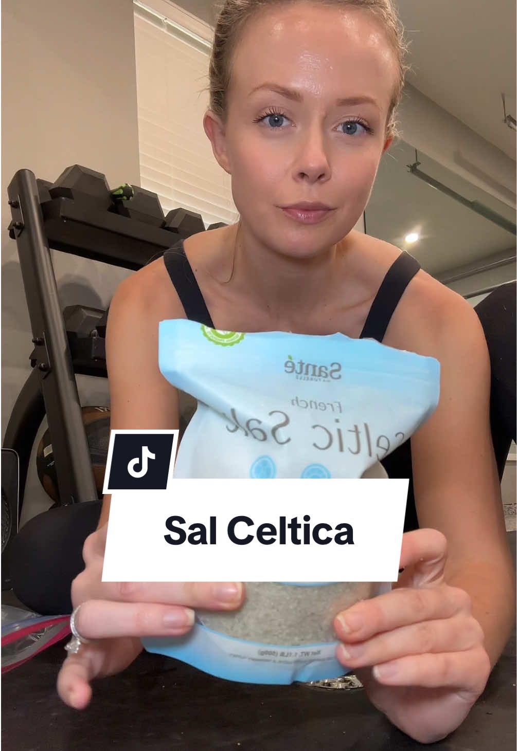 Agua llena de magnesio, minerales, y electrolitos 🧂  La única sal del mundo que hidrata y mantiene la hidratación 💦 #sal #celticsalt #salceltica #santenaturelle #hidratacion #electrolitos #megnesio #minerales #tiendadetiktok #tiendatiktok #ofertastiktok