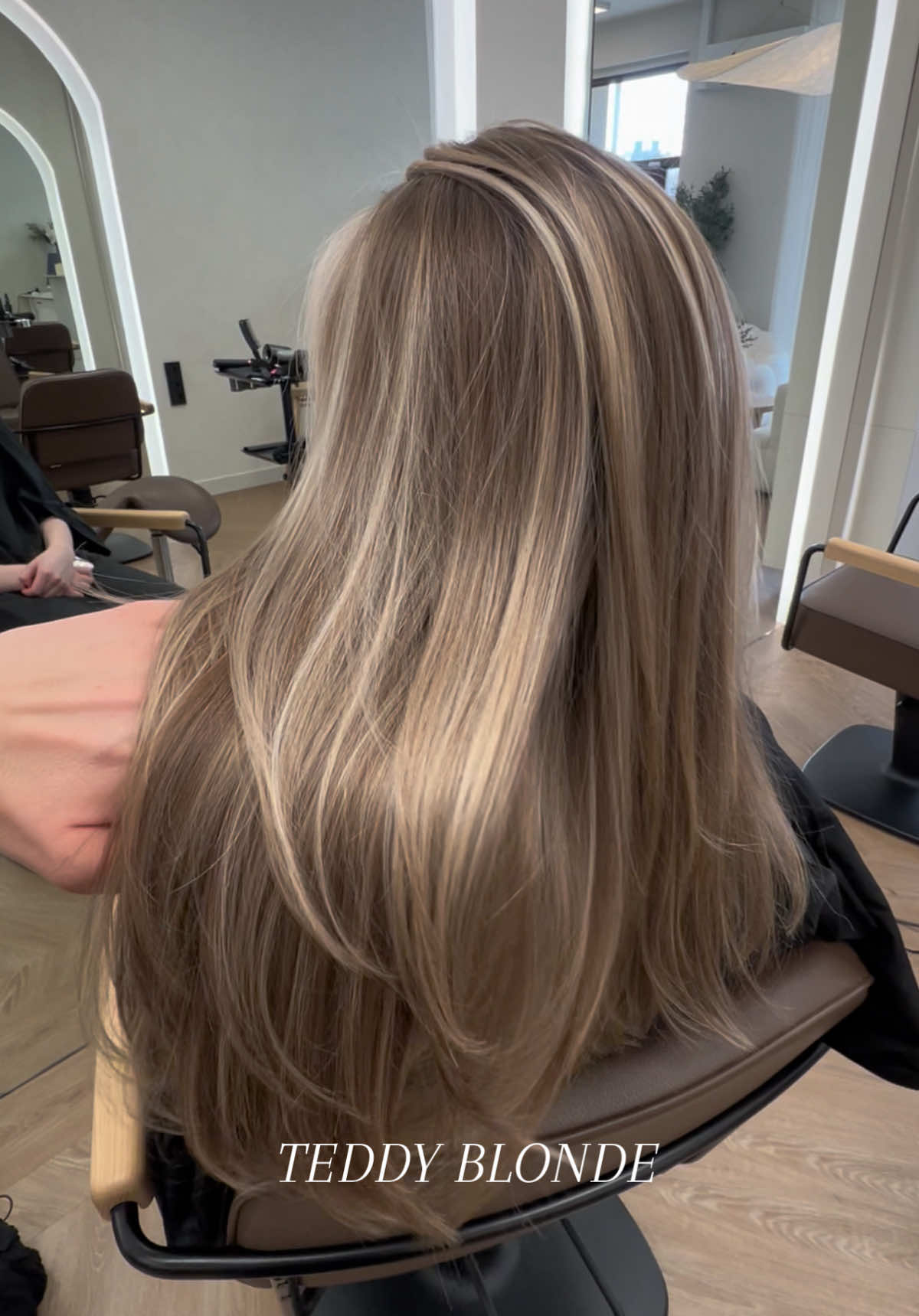 ✨TEDDY BLONDE✨ #stockholm #longhair #stockholmfrisör #östermalm #hairdresser #frisör #frisöröstermalm #balayage #bronde #blonde #layershaircut #warmblonde #sandyblonde #highlights #naturalblonde 