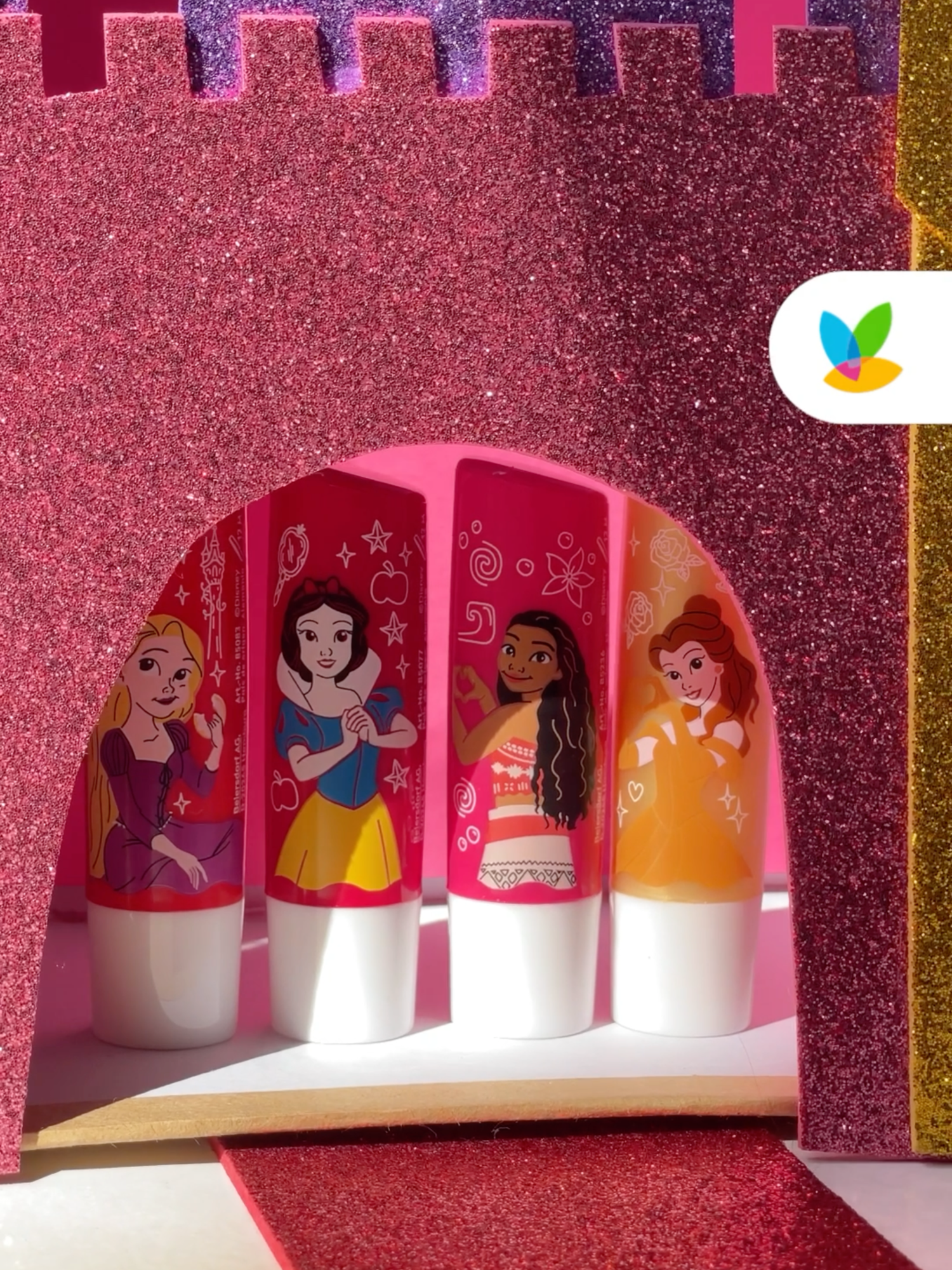 ✨Nuevo Lanzamiento✨ 👑 ¡Hidratación mágica para tus labios con los bálsamos labiales NIVEA Disney Princess! ✨👑 Si buscas labios suaves, protegidos y con un toque de brillo ✨, estos bálsamos son todo lo que necesitas. Con sabores deliciosos y envases inspirados en tus princesas favoritas de Disney 👸, son el accesorio perfecto para tu rutina de belleza diaria.   💄 Hidratación intensa y duradera 🌈 Brillo natural con sabor 🎀 Ideal para llevar en tu bolso 🛍️ ¡Disponibles en Salcobrand y Salcobrand.cl!   #NiveaPrincess #LipBalm #DisneyBeauty #GlowUp #LipCareTikTok