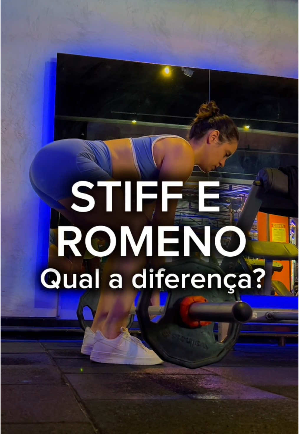 STIFF ou TERRA ROMENO? Entenda a diferença! Muita gente confunde, mas os dois têm algumas diferenças sutis que mudam bastante a ativação muscular e a execução. 	•	Stiff: Joelhos quase estendidos, quadril com recuo máximo, coluna e cabeça neutras, com tronco com maior amplitude de inclinação. A barra desce rente ao corpo, geralmente até o meio da canela.  	•	Romeno: Joelhos semi-flexionados. O quadril recua menos e o movimento fica mais controlado e confortável. O tronco inclina para frente e a barra desce rente ao corpo, abaixo dos joelhos. Ambos trabalham glúteos e posteriores de coxa, mas cada um com sua proposta. Saber essas diferenças te ajuda a escolher o melhor exercício para o seu objetivo,  ou alternar entre os dois com mais consciência! • Conseguiu perceber as diferenças? Então já envia pra quem precisa aprender também e já clica no botão seguir!  • • • • • • • • • • • • • • • • #treinodeperna #treino #stiff #levantamentoterra #treinodegluteos #posterior #pernas #musculacao #musculacaofeminina  #gym #GymTok 