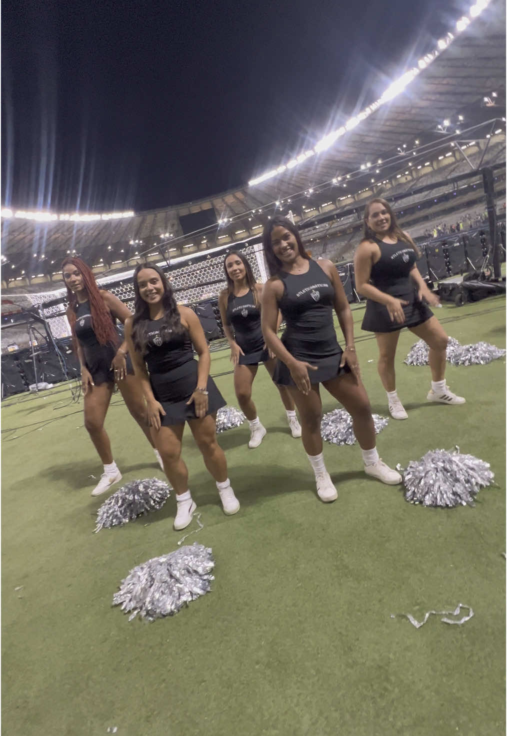 Galo venceu, a gente brilhou, e ainda teve dancinha pra comemorar! 🖤🤍 #atleticanaticas #aquiégalo #galo #atleticomineiro #liderdetorcida 