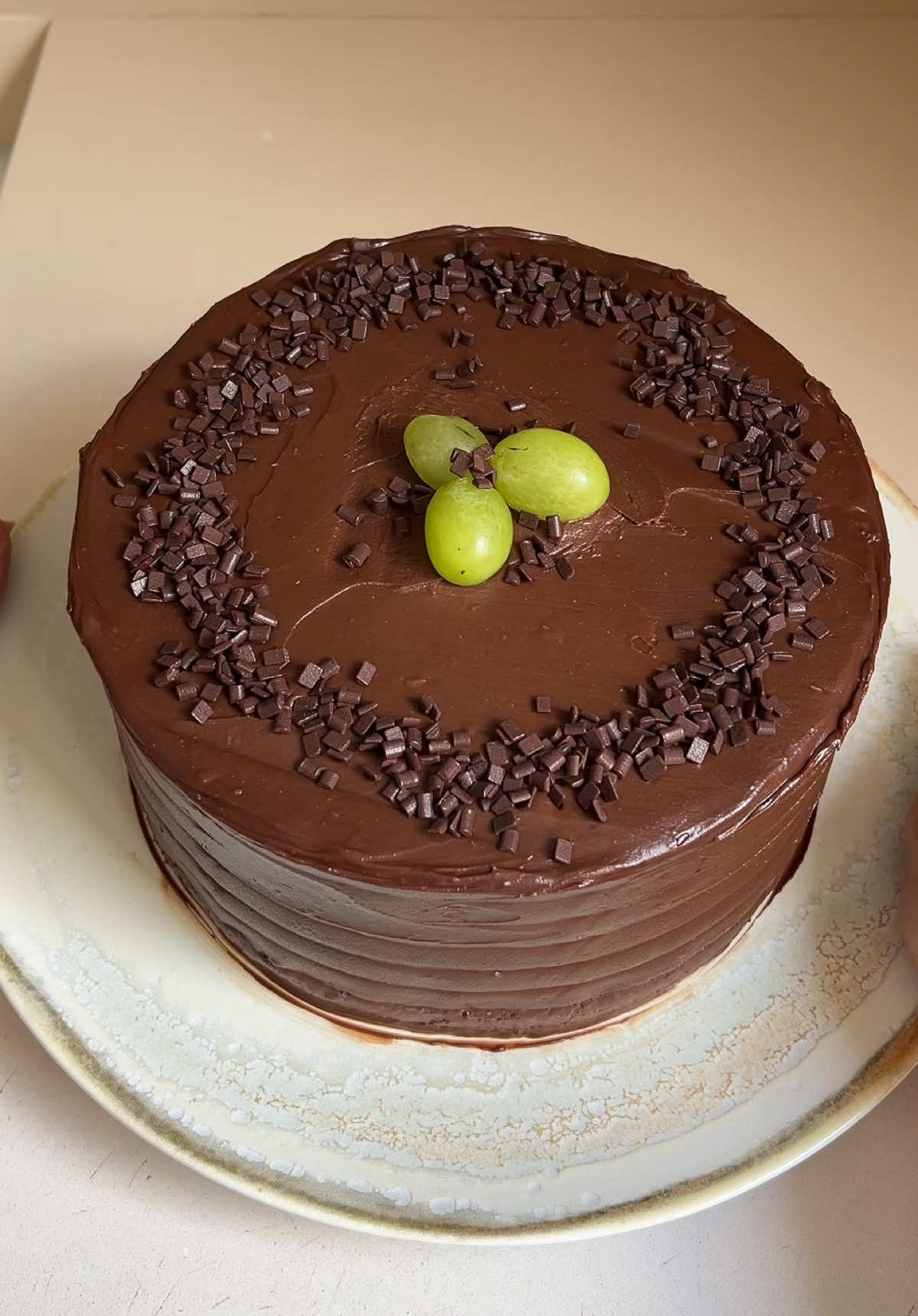 BOLO BOMBOM DE UVA  Ingredientes: 5 ovos 250g de açúcar  1 colher de chá de essência de baunilha 250g de leite morno  60g de cacau em pó  180g de farinha de trigo 15g de fermento  3g de bicarbonato de sódio Calda para molhar: 250g de água  100g de açúcar 20g de cacau em pó  Recheio: 2 latas de leite condensado (790g) 70g de leite em pó  400g de creme de leite 30g de manteiga 400g de uvas Cobertura: 250g de chocolate meio amargo 175g de creme de leite 15g de manteiga  #receitas #receitasimples #receitasfaceis 