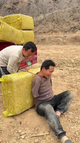 He lost both his hands in a tragic accident. A moment of electric shock changed his life forever. But instead of giving up, he chose to rise. He started a small online  Using only his voice, his courage, and his will to survive. He doesn’t just sell products. He sells hope. If this isn’t strength, what is? Respect to this man. You’ve got this. #RealInspiration #TikTokStories #NeverGiveUp #Respect  #HumanSpirit #TrueStrength
