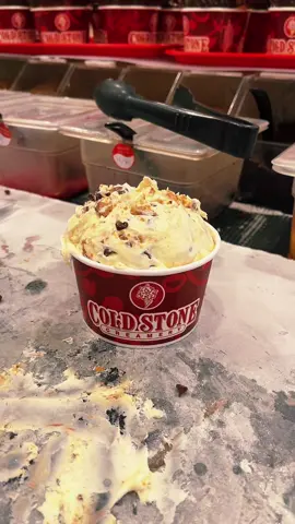 Cake batter with receeces and chocolate chips #icecream#yummy#delicious#famous#xyzbca#coldstone#coldstonecreamery#icecreamshop#locations#spots 