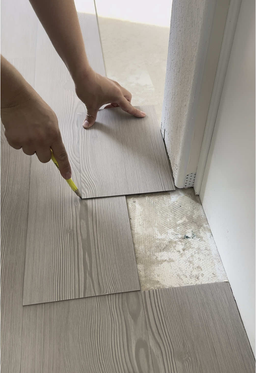 LVP CORTES DE PISOS FÁCILES #foryoupage #laminateflooring #lvpflooring #woodflooring #tipfloor #flooringinstaller #haslotumismo #plankflooring #fypシ゚viral 