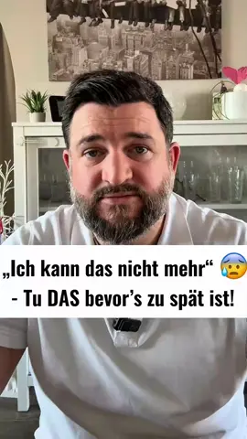 😰 “Ich kann das nicht mehr” - Tu DAS bevor’s zu spät ist 😮‍💨 Ich dachte, er wäre happy. Ich dachte, die Überstunden, die späten E-Mails, das Lächeln trotz Erschöpfung – wären Zeichen von Engagement. 👉 Doch eigentlich waren sie stille Hilferufe, die ich nicht gesehen habe. 📄 Als ich sein Kündigungsschreiben in der Hand hielt, wusste ich: Es war nicht ein schlechter Tag. Es war zu spät. 🔍 Führung heißt nicht nur Aufgaben verteilen. Es heißt auch, Menschen sehen. Ihre Grenzen erkennen. Und rechtzeitig zuhören. 💫 Wann hast du deine Mitarbeiter oder Kollegen zuletzt gefragt, wie es ihm wirklich geht? #burnout #gestresst #führungsqualitäten #führungskräftecoaching #businesscoach #voiceandmind #philippzurr
