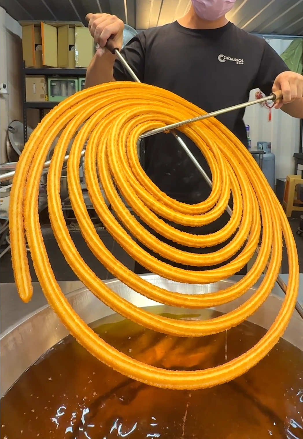 The Longest Churros in Taiwan You Can’t Miss! 📍六合觀光夜市 https://maps.app.goo.gl/yyLofzJwH8LR9xcp8 ⏰ 5pm open #churros #taiwanfood 