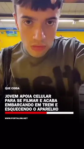 QUE COISA 😳 | Um jovem aguarda na estação para embarcar em um trem. Enquanto isso, apoia seu celular em um local para se filmar, quando de repente o trem chega, e, logo ele embarca, no entanto, deixando seu aparelho para trás. 🤣🤣🤣