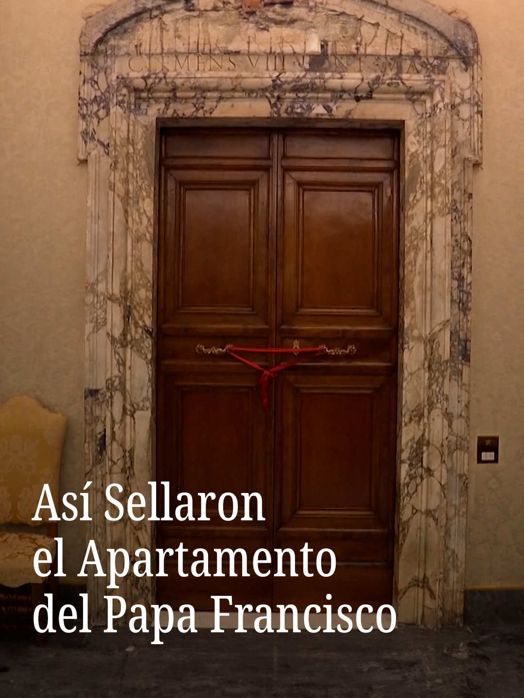 Oficiales del Vaticano amarraron con un listón rojo las manijas de la puerta del Palacio Apostólico. Luego vertieron cera a la que le imprimieron el sello papal de Francisco. Con este ritual se declara el inicio de sede vacante, que es el momento entre la muerte del papa y la elección de uno nuevo. El cardenal Kevin Farrell y otras autoridades del Vaticano se aseguraron de que las puertas quedaran cerradas. Cabe señalar que Francisco no vivía ahí, sino en la Casa Santa Marta, una residencia para sacerdotes. #Vaticano #papa #papaFrancisco