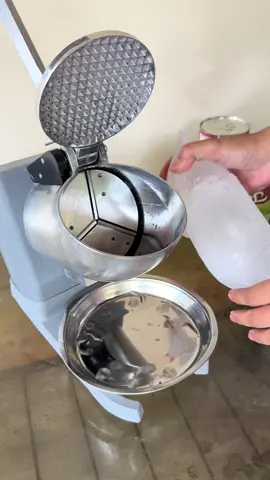 Ice crusher machine na perfect ngayong summer #icecrushermachine #icecrushingmachine #icesmashing #fineice 