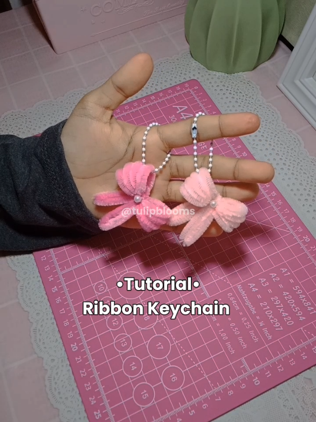 Bahagian 2 | Tutorial Ribbon Keychain 🎀🩷 #chenilleflowers #pipecleanerflowers #kawatbulu #ribbon #keychain #tutorial #craft #DIY #fyp #fyppppppppppppppppppppppp #fypage #homeliving #hobby #newbietiktok 