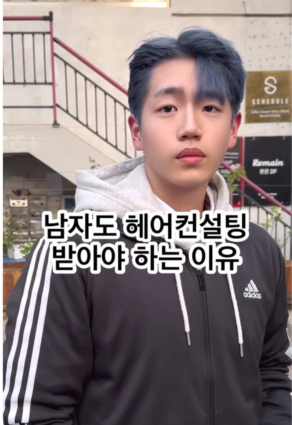 순둥한 강아지상 에서 차가운 강아지 상으로 변신 시켜드렸습니다  여름 쿨톤의 정석 마린블루 컬러  자연스러운 컬러 베스트 = 베이지 브라운 컬러풀한 컬러 베스트 = 마린블루  나오셨고 컬러풀한 컬러 원하셔서  마린 블루 도와드렸습니다  #쿨톤 #마린블루 #여름쿨톤  . . . . . . 빠른 예약 프로필링크를 통해서 가능 합니다  가격 상담 예약 문의 DM 또는 카톡 주세요  #홍대 #컬러 #탈색 #블랙빼기 #デザインカラー #추천 #fyp #헤어컨설팅 #추구미 #퍼스널컬러 #컬러추천 #우디쌤 #합정 #염색추천 #여름뮤트 #여름라이트 