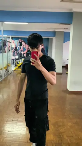 Day 3/30 Dulu aku mulai bukan dari nol, tapi dari minus. Nganggur 6 bulan, pakai HP retak, sambil tanggung utang keluarga setelah ayah meninggal. Tapi justru di titik paling bawah itulah aku mulai memberanikan diri buat bikin konten. walau penonton cuma belasan, walau skill masih seadanya. Aku percaya semua orang punya potensi buat sukses asalkan dia berani mencoba. Follow akun ini supaya kamu bisa lebih berkembang meskipun cuma 1% setiap hari.
