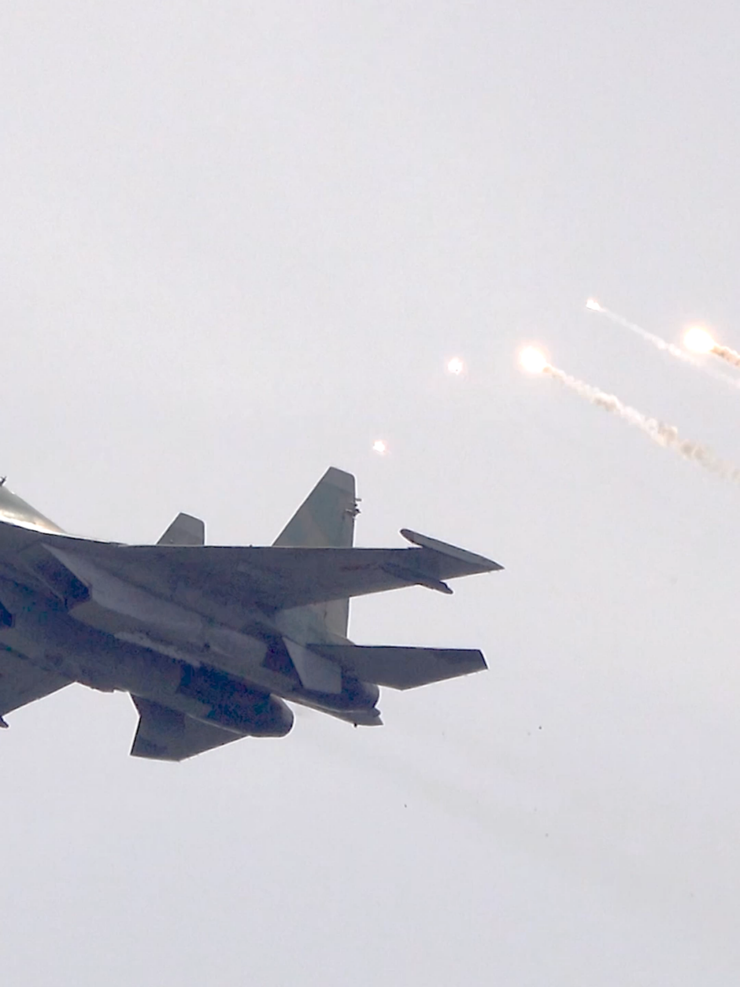 Sukhoi Su-30MK2 - Sáng nay 22/4 sau khi bay um sùm ở Sài Gòn thì khi về đế Biên Hoà một chiếc Su30 đã thả một ít đạn nhiễu (flare) ... chắc để cho cánh phóng viên chụp hình phục vụ cho công tác truyền thông #su30 #su30mk2 #khongquan #khongquanvietnam #quandoi #quandoinhandanvietnam #VietnamAirForce #FighterJet #AirShow #MilitaryAviation #SukhoiSu30 #AviationLovers #jet #jetfighter