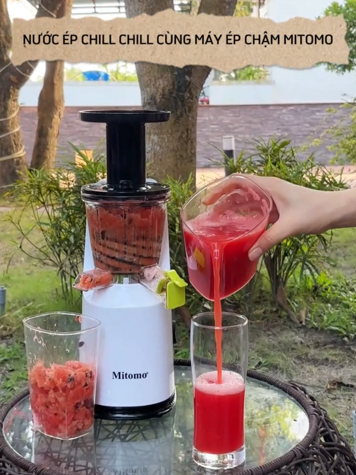 🍉 Dưa hấu mát lạnh + máy ép chậm = combo giải nhiệt cực đã mùa hè này! ☀️ Trưa hè nắng chang chang, chỉ cần vài lát dưa hấu, thả vào máy ép chậm là có ngay ly nước ngọt lịm – mát rượi – không lo tách lớp. 👉 Máy ép nhẹ nhàng, không ồn, giữ trọn vị tươi ngon. 👉 Dùng xong vệ sinh cũng đơn giản, không bị lách cách như máy thường. 💡 Từ ngày có máy ép chậm Mitomo, ở nhà mà cứ như đang đi nghỉ dưỡng – sân vườn, trái cây, ly nước ép trong tay là chill liền! 😌 📌 Ai cũng hỏi 