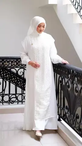 ✨ Nadhifa Dress by NINOS ✨ Tampil classy & elegant di setiap momen spesial 💕 Dengan bahan premium: Tille embroidery, Yurizu & Ceruty Babydoll, dress ini hadir dengan outer cantik yang bisa dilepas-pakai. - Wudhu-friendly  - Ada saku kanan-kiri  - Motif bordir circle & abstrak yang anggun  Kerah Shanghai LD 110 cm | Panjang 143 cm Warna: Mocca | Broken White | Black Cocok dipakai untuk: - Halal bihalal - Umrah  - Kondangan   - Pengajian - Dinner cantik  Warna real pict 95% akurat (tergantung layar) #GamisMuslim #OneSetDaisyShirt #ninosdesignoriginal #NinosDesign #2025 #Original #OOTDhijabstyle