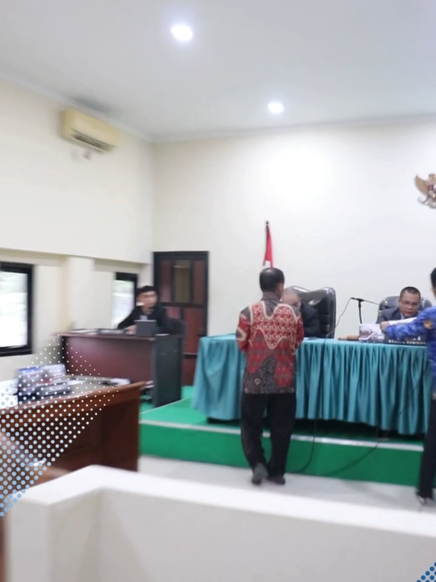 Permohonan Ditolak, Majelis Komisioner Nyatakan PPID Kabupaten Serang Tidak Memiliki Kedudukan Hukum Serang – Kamis, 17 April 2025, Komisi Informasi Provinsi Banten kembali menggelar sidang ajudikasi nonlitigasi dengan agenda Pemeriksaan Awal ke-2 dalam perkara sengketa informasi publik antara Pemohon Hendrayani melawan Termohon PPID Pemerintah Kabupaten Serang, dengan Nomor Register 015/III/KI Banten-PS/2025. Sidang berlangsung di ruang sidang lantai 2 Kantor Komisi Informasi Provinsi Banten dan dipimpin oleh Ketua Majelis Komisioner Ahmad Saparudin, dengan anggota H. Kori Kurniawan dan Moch Ojat Sudrajat S, serta didampingi oleh Panitera Pengganti Rijal Setia Pratama. Baik Pemohon maupun Termohon hadir dalam persidangan ini. Namun, setelah mendengarkan keterangan para pihak dan melakukan pemeriksaan terhadap legal standing (kedudukan hukum) termohon, Majelis Komisioner memutuskan bahwa PPID Pemerintah Kabupaten Serang bukan merupakan Badan Publik sebagaimana dimaksud dalam Undang-Undang Nomor 14 Tahun 2008 tentang Keterbukaan Informasi Publik. “PPID hanyalah perangkat atau pejabat yang ditunjuk untuk mengelola layanan informasi publik di lingkungan pemerintah daerah, bukan entitas atau lembaga yang berdiri sendiri sebagai badan publik. Dalam hal ini, termohon yang seharusnya dicantumkan adalah Dinas Pemberdayaan Masyarakat dan Desa (DPMD) Kabupaten Serang,” jelas Ketua Majelis. Berdasarkan pertimbangan tersebut, Majelis Komisioner memutuskan permohonan sengketa informasi publik ini ditolak karena termohon tidak memiliki kedudukan hukum (legal standing). Sidang dinyatakan selesai dan ditutup. Komisi Informasi Provinsi Banten terus mengingatkan masyarakat untuk memahami prosedur dan tata cara pengajuan permohonan sengketa informasi publik agar penyelesaian dapat dilakukan secara efektif dan sesuai peraturan yang berlaku. #KIPBanten #SengketaInformasiPublik #HakUntukTahu #Transparansi #PPID #AjudikasiNonlitigasi #KeterbukaanInformasi #BantenTransparan