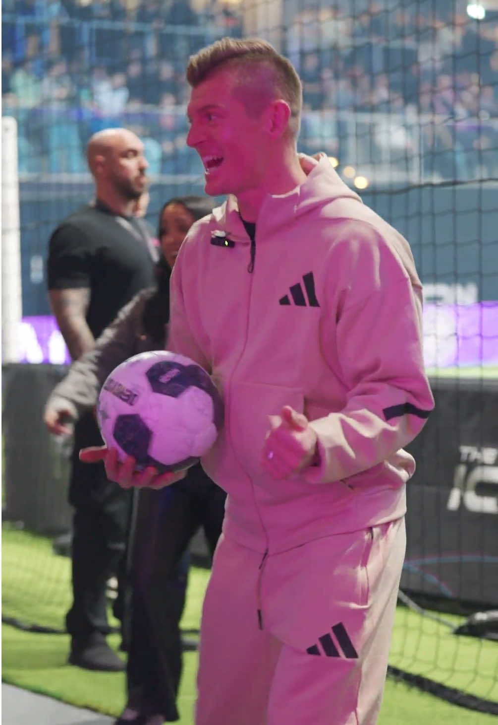 Two legends, one two-touch challenge 👀🔥