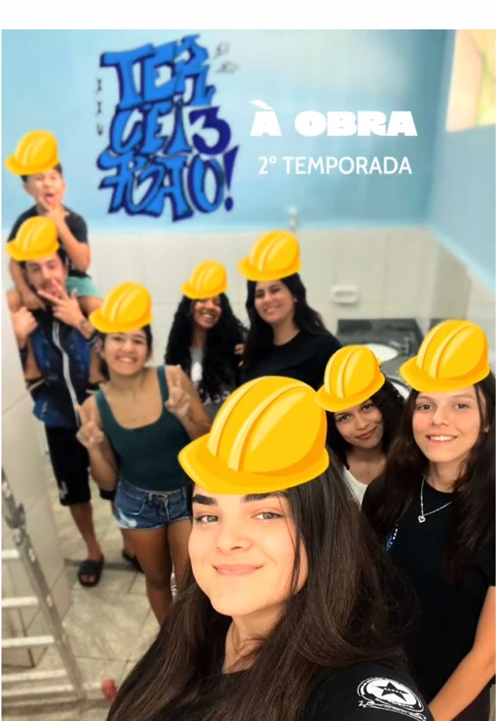 Vocês lembram do terceirão que reformou o banheiro feminino da escola? Então… agora a gente resolveu encarar a parte 2: vem aí a reforma do banheiro masculino! 💙⚡️⚡️ #CapCut  #reforma #escolapublica #terceirao 