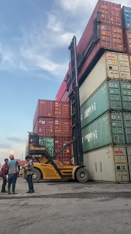 Lemburrr💪🏻 . #wanhaishippingline #wanhailines #maerskline #maersk #maersksealand #evergreeninternational #emkljawatengah #meratusgroup #hapaglloyd #hamburgsudcontainers #texcontainer #safmarinecontainer  #seacontainershouse