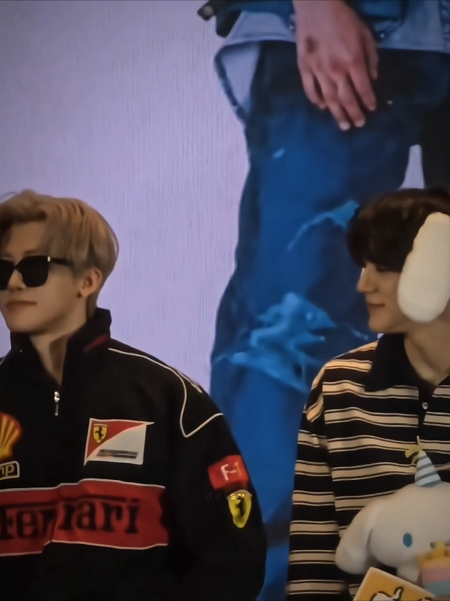 jeno beneran kecintaan banget ngeliat ayangnya pake jaket favoritenya 👀🤭 #nomin #jeno #jaemin 