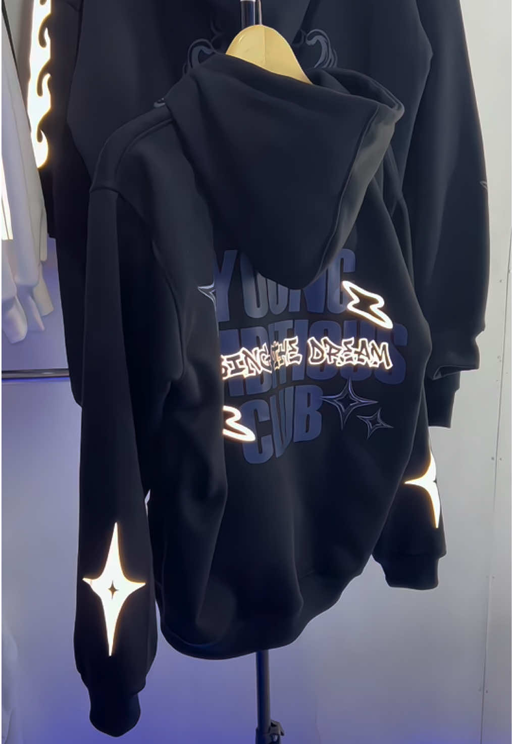 Lagi nyari hoodie boxy reflektif? Bungkus ini sihh 🥶🫵🏻#fyp #fypシ゚ #hoodie #hoodieboxy #hoodiekece #hoodiekeren #hoodiereflektif #hoodiemurah #hoodiecowok #fouryoupage 