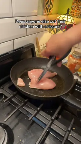 I guess you dont have to handle the raw chicken that way 🤔 #fyp #foryoupagе #xyzbca #viral #foryou 
