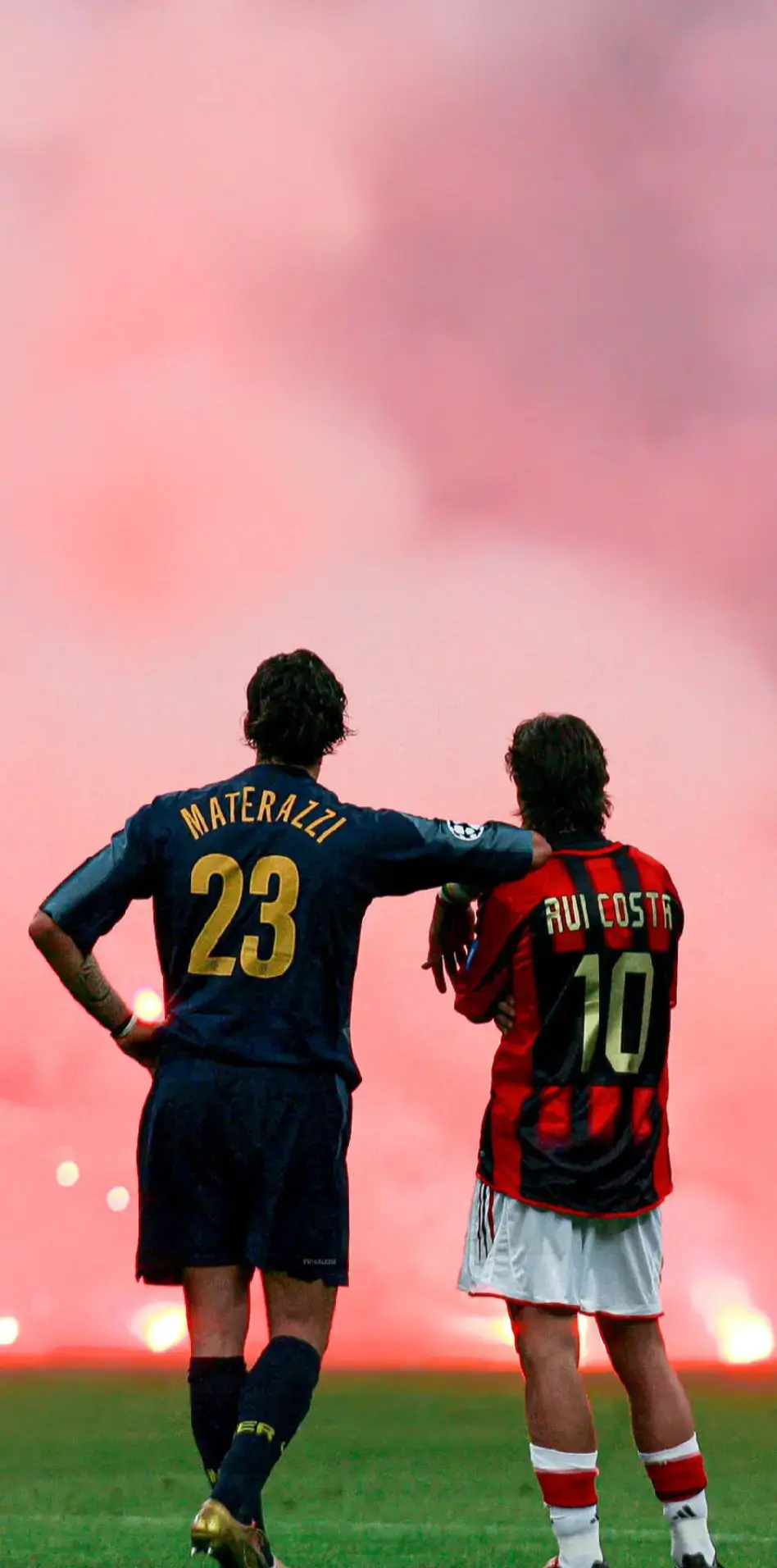 Foto ikonik ini memperlihatkan momen yang sangat terkenal antara dua pemain sepak bola legendaris: Marco Materazzi (Inter Milan) dan Rui Costa (AC Milan), yang diambil saat insiden tragis Derby della Madonnina (derby Milan) di Liga Champions UEFA pada 12 April 2005. Foto ini diambil saat pertandingan dihentikan karena gangguan dari suporter. Di tengah kekacauan dan suasana mencekam akibat flare yang membakar di belakang mereka, Materazzi dan Rui Costa berdiri berdampingan, menunjukkan solidaritas dan ketenangan yang luar biasa. Materazzi merangkul Rui Costa, memperlihatkan momen sportivitas dan persaudaraan di tengah rivalitas sengit dua klub besar kota Milan. #football #fyp #footballtiktok #fyppppppppppppppppppppppp #acmilan #intermilan #ligachampions 