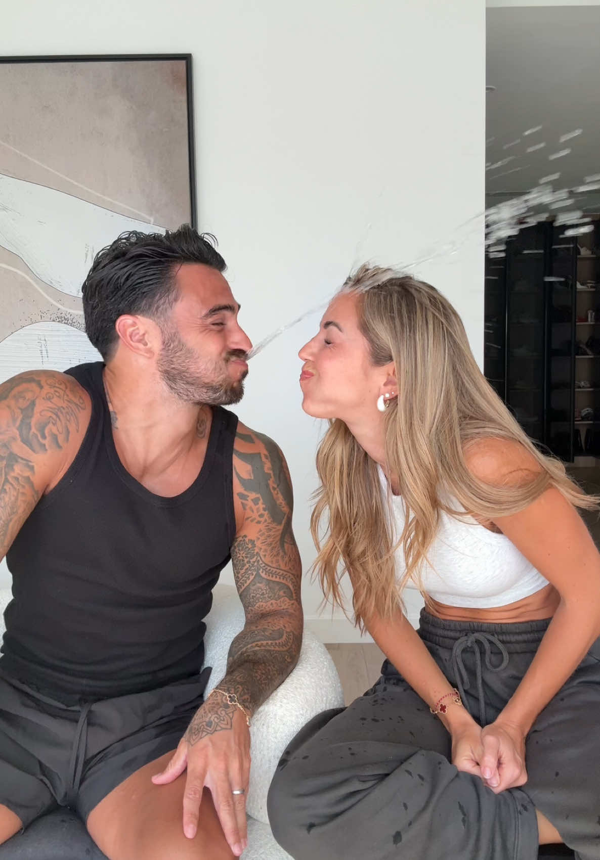 Elle a trop le seum à la fin 🤣😅 @maddyburciaga #pourtoi #noeyecontactchallenge #couple 