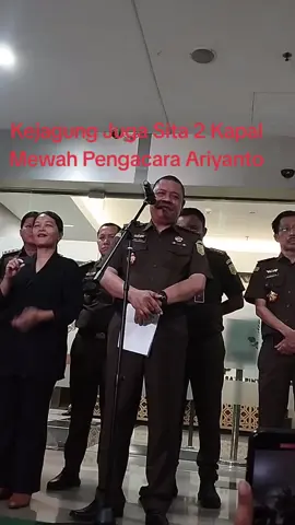 Tim penyidik Jaksa Agung Muda Bidang Tindak Pidana Khusus (JAM Pidsus) turut menyita 3 unit mobil mewah milik Ariyanto Bakri selaku pengacara korporasi ekspor CPO minyak goreng. Selain itu, menyita 2 unit kapal mewah yang masih berada di Pantai Marina, Ancol, Jakarta Utara. Barang bukti ini merupakan hasil penggeledahan pada Senin, 21 April 2025 kemarin. 