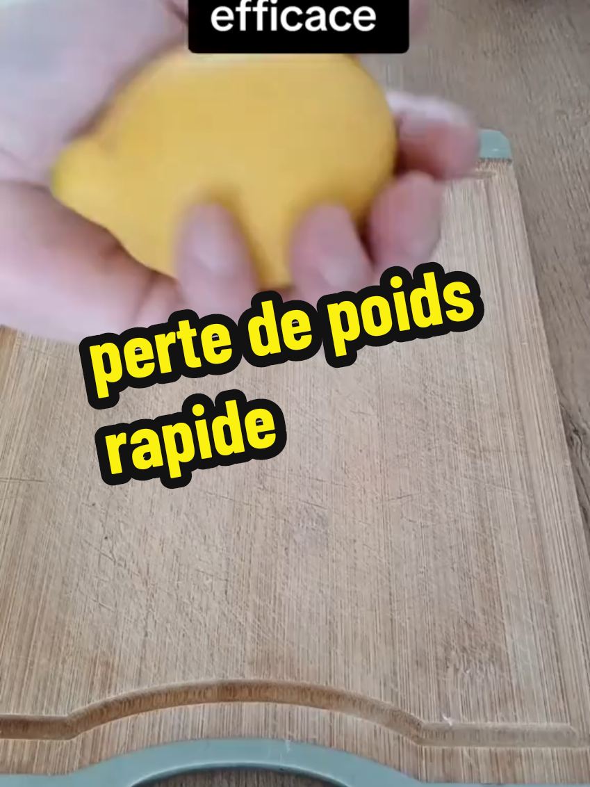 3 ingrédients magiques pour brûler la graisse naturellement ! Tu veux perdre du poids rapidement, sans produits chimiques et avec des ingrédients 100% naturels ? Cette recette à base de citron, miel et gingembre est une vraie bombe brûle-graisse ! Elle booste ton métabolisme, détoxifie ton corps, et aide à réduire le ventre dès les premiers jours. Regarde jusqu'à la fin pour savoir comment et quand la consommer pour des résultats MAX ! Like, commente 