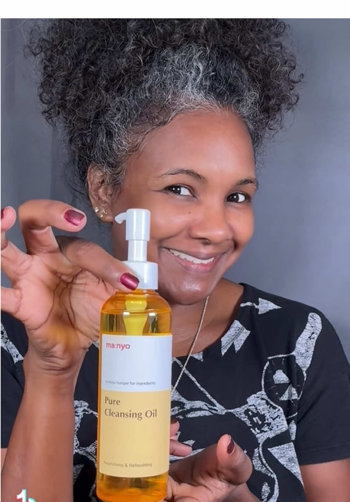 If you want to start incorporating double cleansing into your routine, you should try @ma:nyo global Pure Cleansing Oil, as it will clear your pores of makeup residue, sebum, blackheads, and more. I promise you'll love it. The best thing is that it is 100% vegan with a formula made from plant-based steels and does not feel sticky on the skin. @Picky Shop: @Picky Shop:  #loidamua #pickyreview #gopicky #pickyxmanyo #manyo 